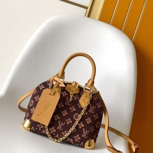 p690 This Alma Trunk BB st handbag draws inspiration from Louis Vuitton's 1908 archival designs, reimagining traditional elements into the Monogram Origine pattern. It features chain straps, a padlock, and metal corner pieces. Its compact shape allows for easy carrying by hand, over the shoulder, or crossbody. Dimensions: 19 x 11 x 22 cm.(Height x Width x Length)